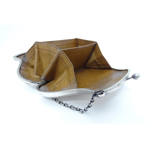 353 - A silver purse with chain handle, hallmarked Birmingham 1917, maker G Norman. Approx. 4 1/2