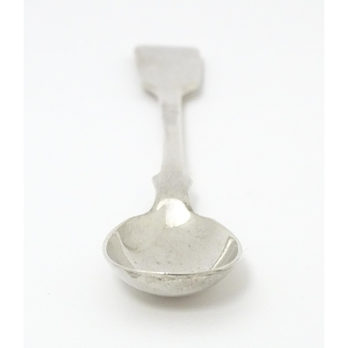 375 - A Victorian silver Fiddle pattern mustard spoon hallmarked London 1892, maker Josiah Williams & Co A... 