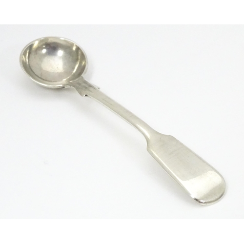 384 - A Victorian silver Fiddle pattern salt spoon hallmarked London 1880, maker Henry John Lias & James W... 