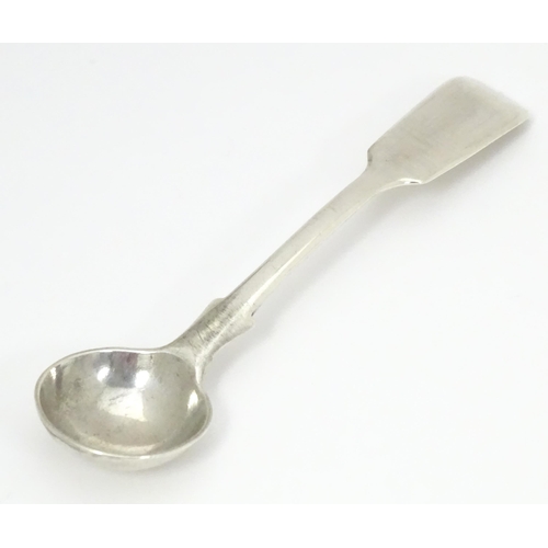 384 - A Victorian silver Fiddle pattern salt spoon hallmarked London 1880, maker Henry John Lias & James W... 