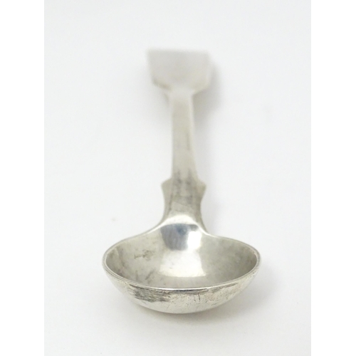 384 - A Victorian silver Fiddle pattern salt spoon hallmarked London 1880, maker Henry John Lias & James W... 