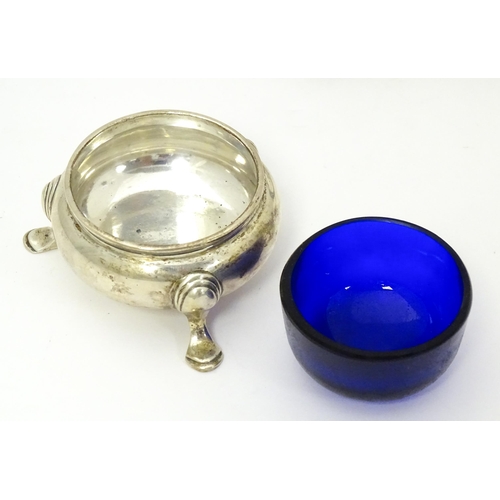 400 - A silver salt with blue glass liner, hallmarked London 1916, maker Goldsmiths & Silversmiths Co. Ltd... 