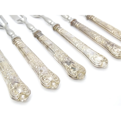 419 - A cased set of six silver handled Kings pattern cake / pastry forks, hallmarked Sheffield 1972, make... 