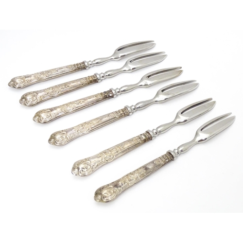 419 - A cased set of six silver handled Kings pattern cake / pastry forks, hallmarked Sheffield 1972, make... 