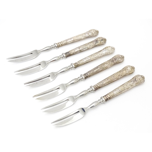 419 - A cased set of six silver handled Kings pattern cake / pastry forks, hallmarked Sheffield 1972, make... 