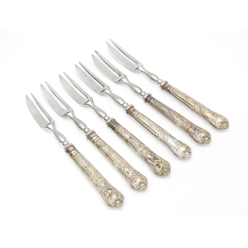 419 - A cased set of six silver handled Kings pattern cake / pastry forks, hallmarked Sheffield 1972, make... 