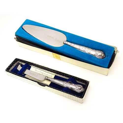 427 - A silver handled Kings pattern cheese knife hallmarked Sheffield 1970, maker Harrison Brothers. Toge... 