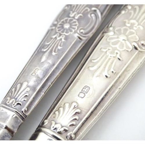 427 - A silver handled Kings pattern cheese knife hallmarked Sheffield 1970, maker Harrison Brothers. Toge... 