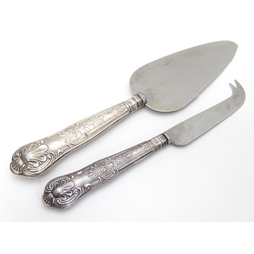 427 - A silver handled Kings pattern cheese knife hallmarked Sheffield 1970, maker Harrison Brothers. Toge... 