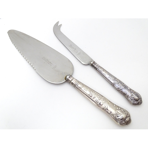 427 - A silver handled Kings pattern cheese knife hallmarked Sheffield 1970, maker Harrison Brothers. Toge... 