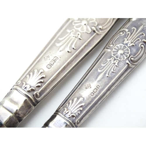 427 - A silver handled Kings pattern cheese knife hallmarked Sheffield 1970, maker Harrison Brothers. Toge... 