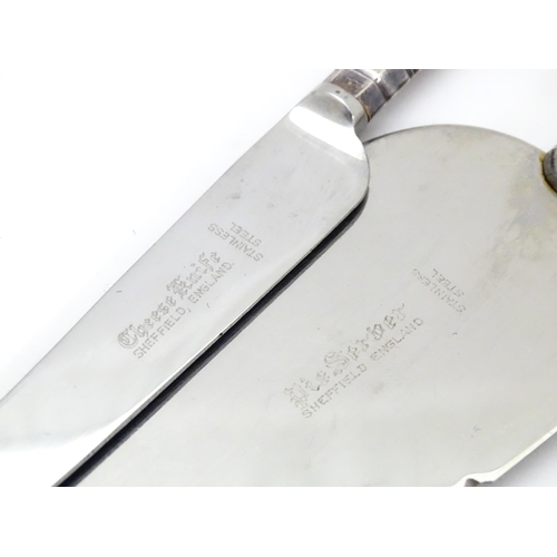 427 - A silver handled Kings pattern cheese knife hallmarked Sheffield 1970, maker Harrison Brothers. Toge... 