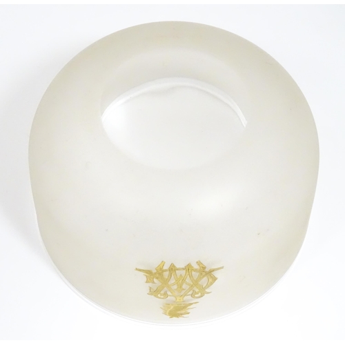 193 - A 19thC glass rinser with frosted detail and gilt monogram and armorial. Approx 3