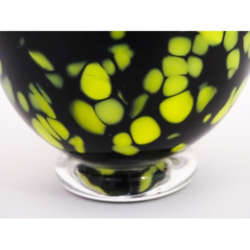 195 - A Welsh art glass bowl with mottled yellow detail. Signed under Laugharne. Approx 3 1/4