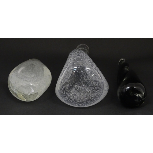 198 - Three items of studio / art glass, comprising a glass vase in the manner of Gunnel Nymen / Nuutajarv... 