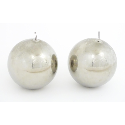 1183 - A pair of mirrored balls / witches balls. Approx. 7 1/2