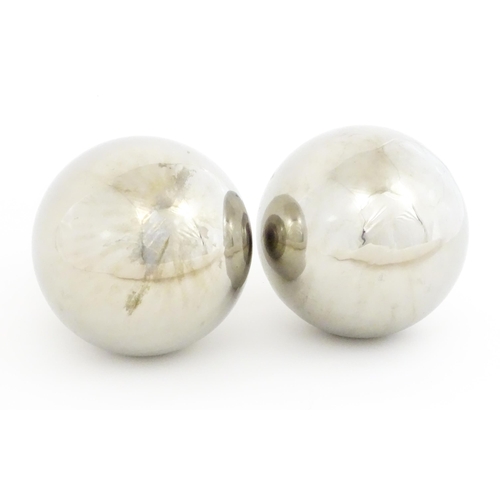 1183 - A pair of mirrored balls / witches balls. Approx. 7 1/2