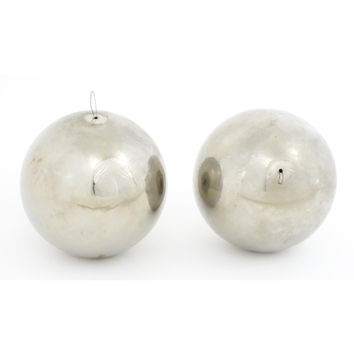 1183 - A pair of mirrored balls / witches balls. Approx. 7 1/2