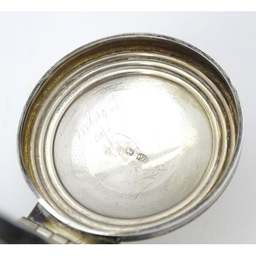 444 - A silver inkwell of capstan form hallmarked Birmingham 1923. Approx. 1 3/4