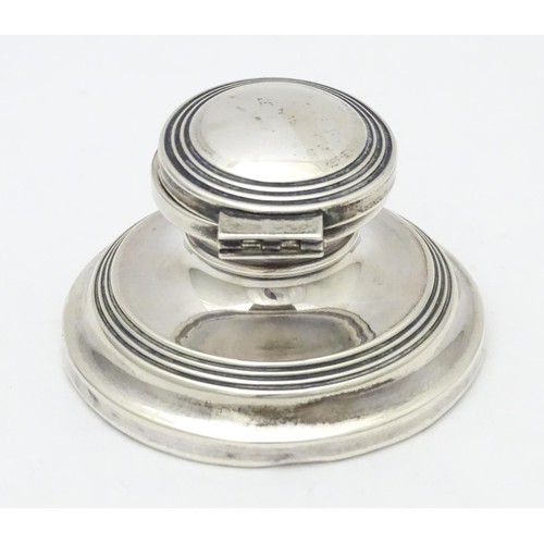 444 - A silver inkwell of capstan form hallmarked Birmingham 1923. Approx. 1 3/4