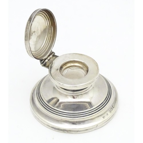 444 - A silver inkwell of capstan form hallmarked Birmingham 1923. Approx. 1 3/4