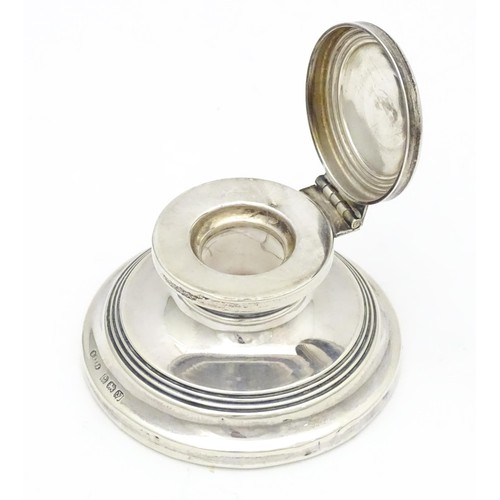 444 - A silver inkwell of capstan form hallmarked Birmingham 1923. Approx. 1 3/4