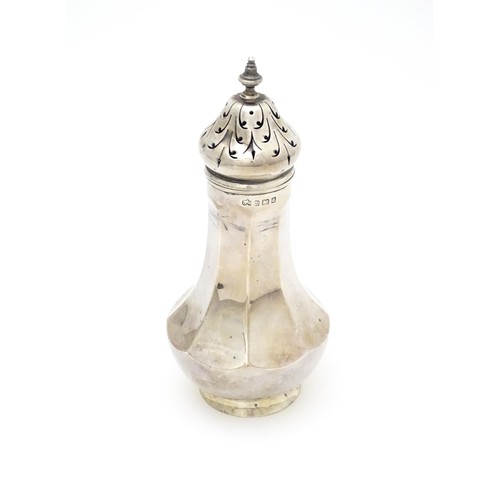 467 - A silver sugar caster / sifter, hallmarked Birmingham 1910, maker Elkington & Co. Approx. 7