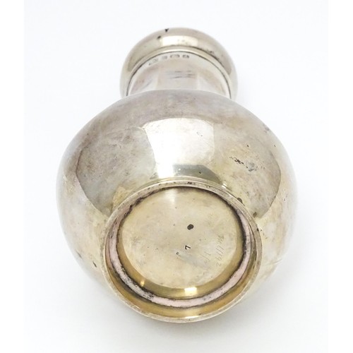 467 - A silver sugar caster / sifter, hallmarked Birmingham 1910, maker Elkington & Co. Approx. 7