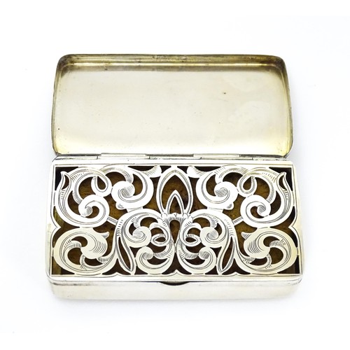 470 - A Geo V silver large vinaigrette / snuff box, the shaped lid opening to reveal pierced grille and gi... 