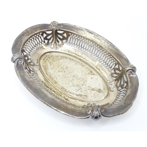 475 - A silver bon bon dish of oval form with pierced decoration, hallmarked Birmingham 1910, maker Willia... 