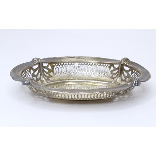 475 - A silver bon bon dish of oval form with pierced decoration, hallmarked Birmingham 1910, maker Willia... 