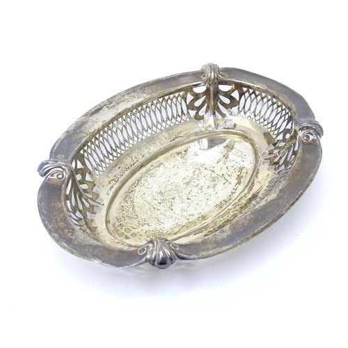 475 - A silver bon bon dish of oval form with pierced decoration, hallmarked Birmingham 1910, maker Willia... 