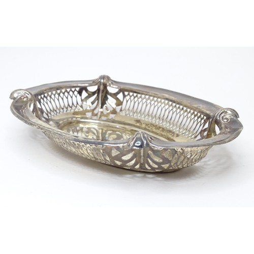 475 - A silver bon bon dish of oval form with pierced decoration, hallmarked Birmingham 1910, maker Willia... 