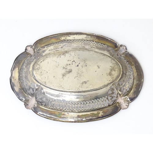 475 - A silver bon bon dish of oval form with pierced decoration, hallmarked Birmingham 1910, maker Willia... 