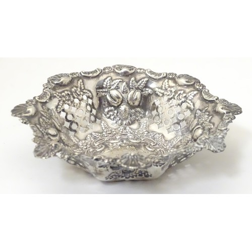 485 - A silver pin dish with pierced and embossed decoration. Hallmarked Birmingham 1900 maker Miller Brot... 