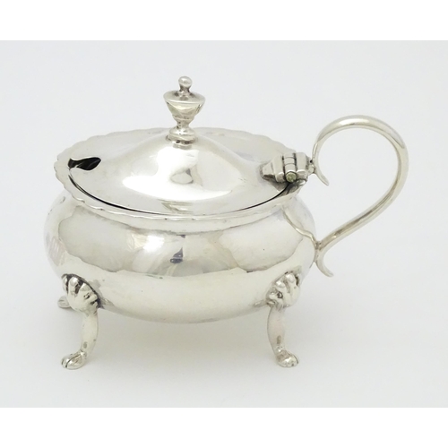 494 - A silver mustard pot hallmarked Chester 1918 maker George Nathan & Ridley Hayes. Approx 2 1/2