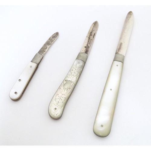 497 - Three various silver folding fruit knives with mother of pearl handles hallmarked Sheffield 1911, ma... 