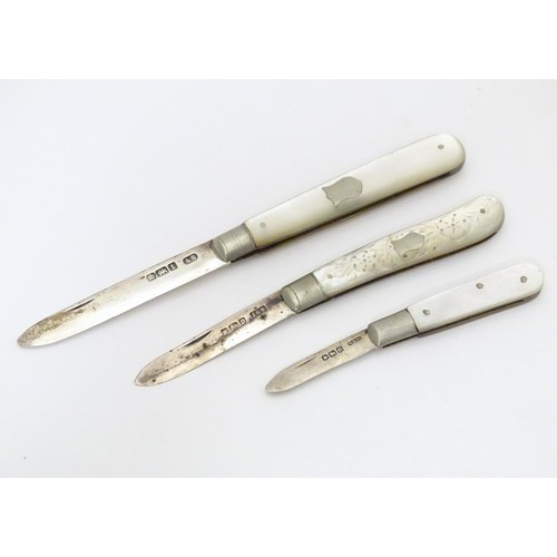 497 - Three various silver folding fruit knives with mother of pearl handles hallmarked Sheffield 1911, ma... 