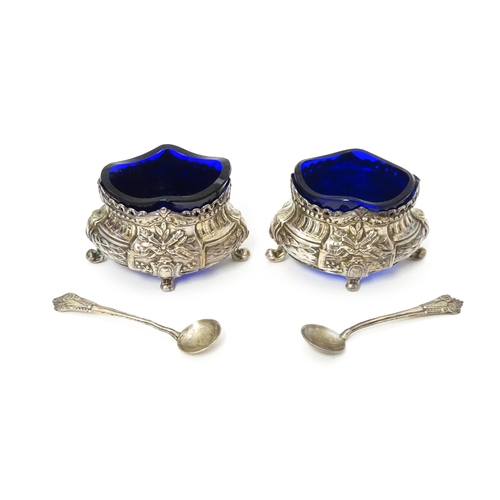 518 - A pair of silver salts with blue glass liners with import marks for London 1901, importer D Pennelli... 