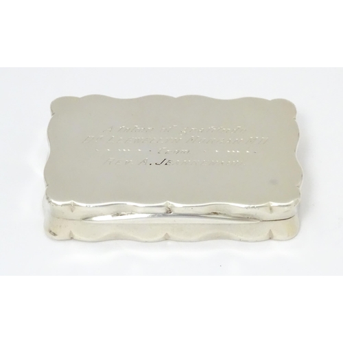 571 - A silver snuff box hallmarked Birmingham  1926, maker George Unite. Approx 2 1/4