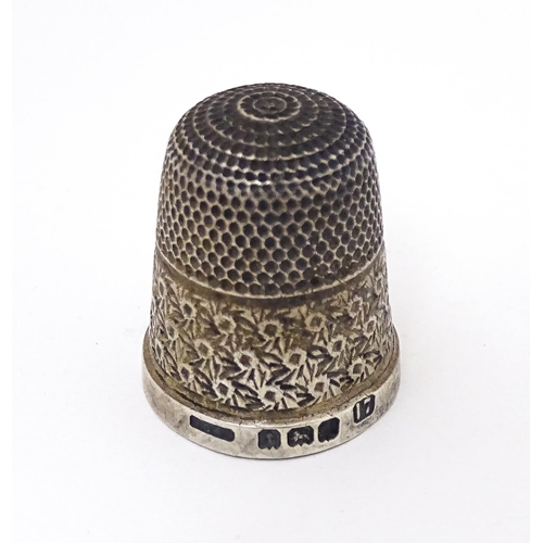 575 - A silver thimble hallmarked Birmingham 1927 maker Henry Griffith & Sons Ltd