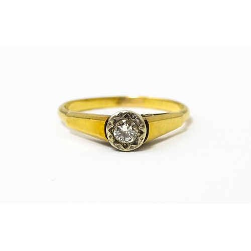 647 - An 18ct gold ring with central illusion set diamond. Ring size approx O