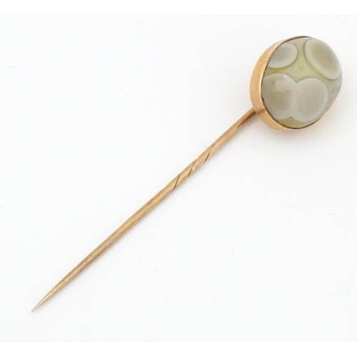 725 - A yellow metal stick pin with agate hardstone cabochon. Approx 2 3/4