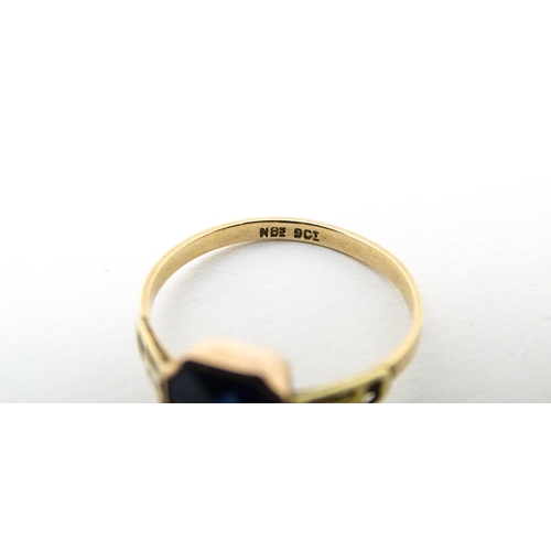 614 - An Art Deco 9ct rose gold ring set with central facet cut royal blue coloured stone. Ring size appro... 