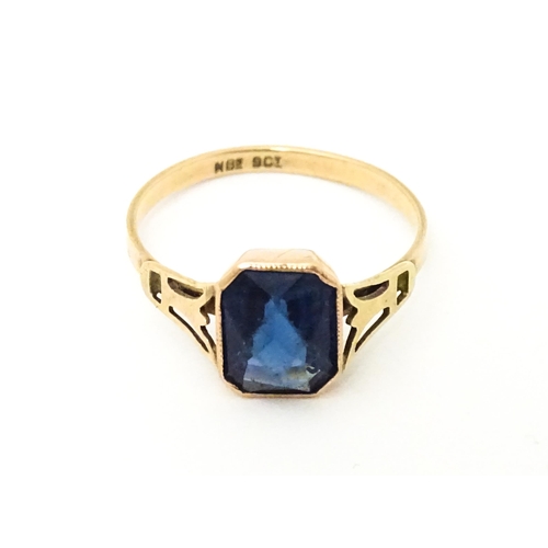 614 - An Art Deco 9ct rose gold ring set with central facet cut royal blue coloured stone. Ring size appro... 