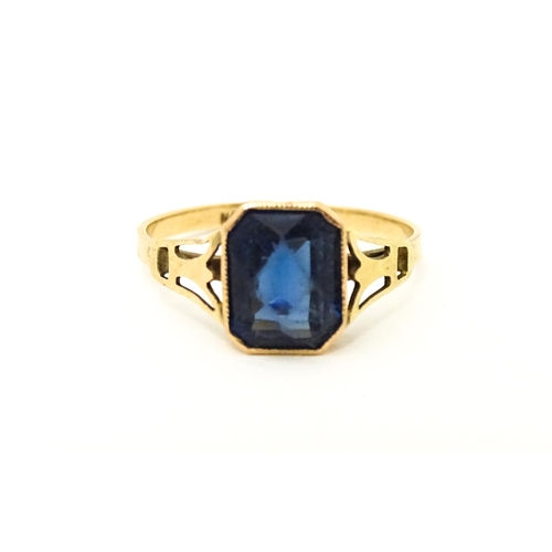 614 - An Art Deco 9ct rose gold ring set with central facet cut royal blue coloured stone. Ring size appro... 