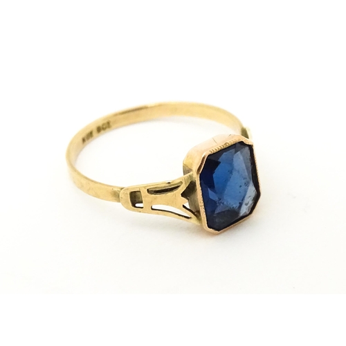 614 - An Art Deco 9ct rose gold ring set with central facet cut royal blue coloured stone. Ring size appro... 