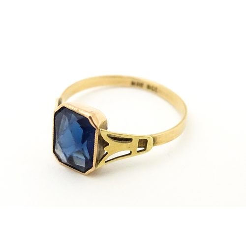 614 - An Art Deco 9ct rose gold ring set with central facet cut royal blue coloured stone. Ring size appro... 