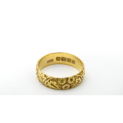 617 - An early 20thC 18ct gold ring with floral and foliate detail. Ring size approx. P