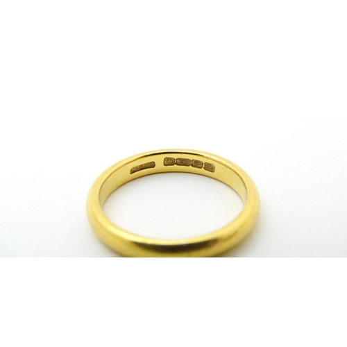 623 - A 22ct gold ring. Ring size approx. M